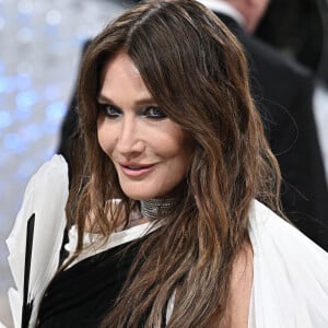 
Et pour cause, elle a fait partie de l'élite des supermodels des années 90 qui ont défilé pour Karl Lagerfeld.
Carla Bruni au MET Gala 2023 à New York  le 1er mai 2023
