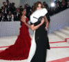 
À cette occasion, Carla Bruni a ainsi fait une apparition très remarquée sur le tapis rouge. Carla Bruni au MET Gala 2023 à New York le 1er mai 2023


