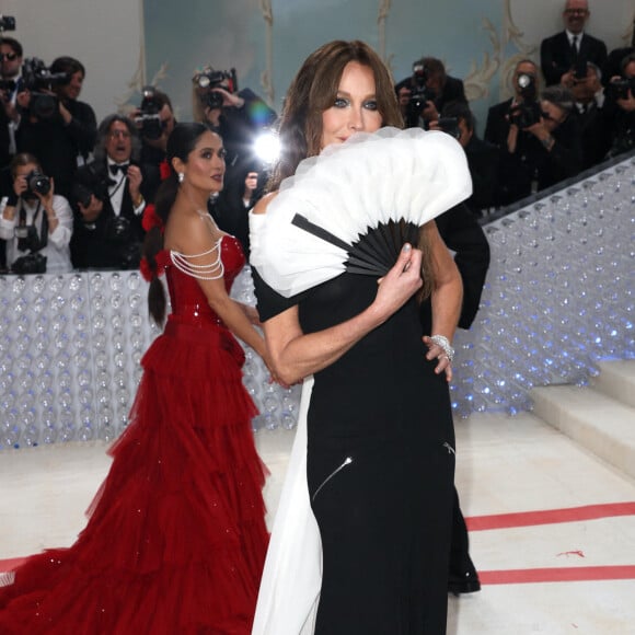 Très proche du célèbre couturier, l'épouse de Nicolas Sarkozy a ainsi tenu à lui rendre un magnifique hommage en optant pour une tenue très élégante.

Carla Bruni au MET Gala 2023 à New York  le 1er mai 2023.
