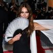 Carla Bruni-Sarkozy, splendide en robe bicolore un éventail à la main, honore divinement Karl Lagerfeld au gala du MET