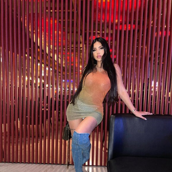 Maeva Ghennam prend la pose sur Instagram
