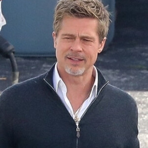 Exclusif - Brad Pitt fait un break lors du tournage du film "Wolves", qu'il coproduit avec son ami G.Clooney le 1er mars 2023.