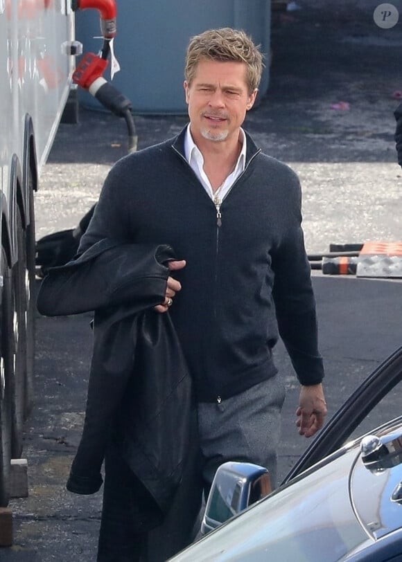 Exclusif - Brad Pitt fait un break lors du tournage du film "Wolves", qu'il coproduit avec son ami G.Clooney le 1er mars 2023.