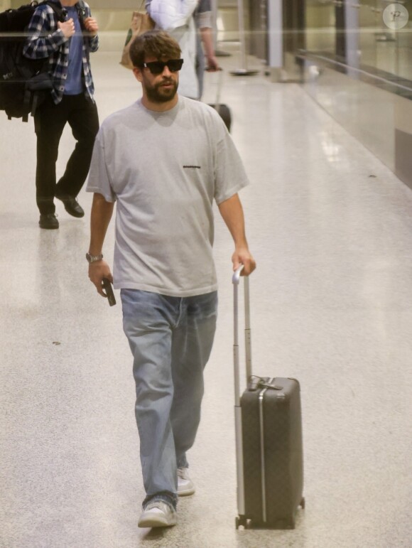 Exclusif - Gerard Pique arrive à l'aéroport de Miami, le 26 avril 2023.