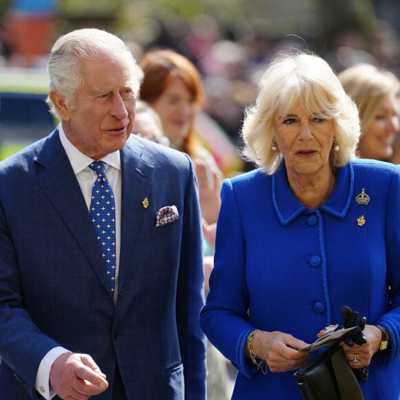 Mauvaise surprise pour Charles III et Camilla, l'un de leurs petits-enfants s'est cassé le bras.
Le roi Charles III d'Angleterre et Camilla Parker Bowles, reine consort d'Angleterre, visitent la bibliothèque centrale de Liverpool.
