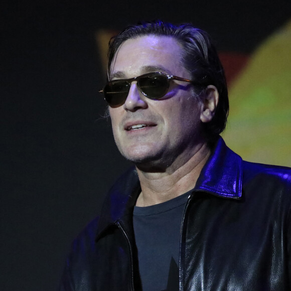 Et Thomas Dutronc souhaite prendre soin de sa maison. Il s'est ainsi lancé dans des travaux. 
 
Thomas Dutronc - 9ème édition de "La nuit de la déprime" aux Folies Bergère à Paris le 30 janvier 2023. R. Mezrahi a annoncé avoir collecté au moins 30.000 euros au bénéfice des associations de protection animale. Dans sa propriété située dans l'Aube, il a recueilli plus de cent chats. Il termine la construction d'un chalet qui leur sera dédié. Un chalet qu'il équipera de cameras qui alimenteront les programmes de la chaine TV Miaou qu'il veut créer. C.Lelouch a annoncé son prochain mariage (V.Perrin, ma future femme), ainsi que l'imminence du tournage de son prochain film dans lequel le rôle de Dieu sera interprété par R. Mezrahi. La captation filmée de la soirée sera prochainement diffusée sur C8 puis sur Olympia TV. © Alain Guizard/Bestimage 