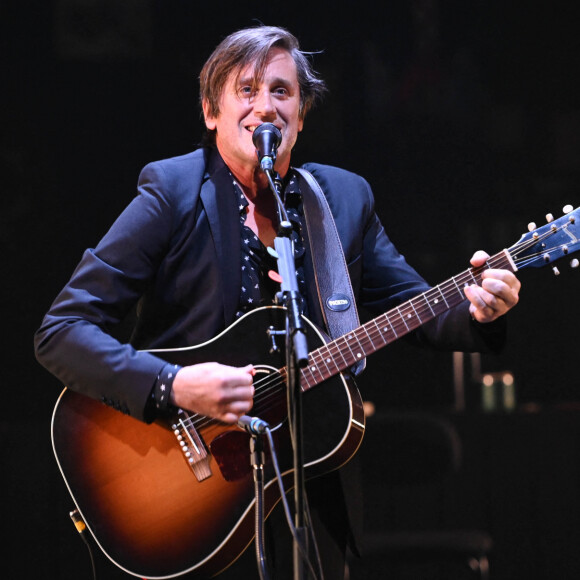 Quand il n'est pas en tournée, Thomas Dutronc aime se recentrer sur ce qui est important pour lui. 
Jacques Dutronc et Thomas Dutronc en showcase de leur tournée "Dutronc & Dutronc" au Centre Evénementiel de Courbevoie. Jacques et Thomas Dutronc se rejoignent sur scène pour une tournée unique ! Père et fils, monstres sacrés de la scène française, vous donnent rendez-vous pour des concerts exceptionnels sous le signe du partage et de la complicité. Deux artistes hors du commun à retrouver sur les routes de France. © Coadic Guirec/Bestimage