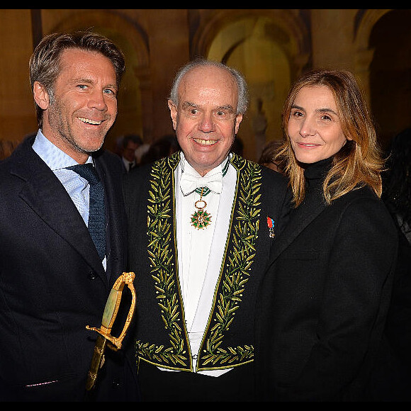 Frédéric Mitterrand entre le prince Emmanuel-Philibert de Savoie et sa femmme Clotilde Courau lors de la cérémonie d'installation de F.Mitterrand à l'académie des Beaux-Arts à Paris, France, le 6 février 2020. Pour avoir bâti une oeuvre avec des films, des émissions et des livres, l'ancien ministre de la Culture F.Mitterrand a été installé, sous la coupole de l'Académie des Beaux-Arts, accueillant en son sein l'inventeur "d'une manière nouvelle de raconter l'Histoire". Au sein de la section des créations artistiques dans le cinéma et l'audiovisuel, F.Mitterrand (72 ans), a été élu au fauteuil précédemment occupé par J.Moreau. L'ancien ministre rejoint l'Académie des Beaux-Arts pour ses talents de cinéaste, écrivain, animateur de télévision et réalisateur de documentaires historiques. © Veeren/Bestimage 