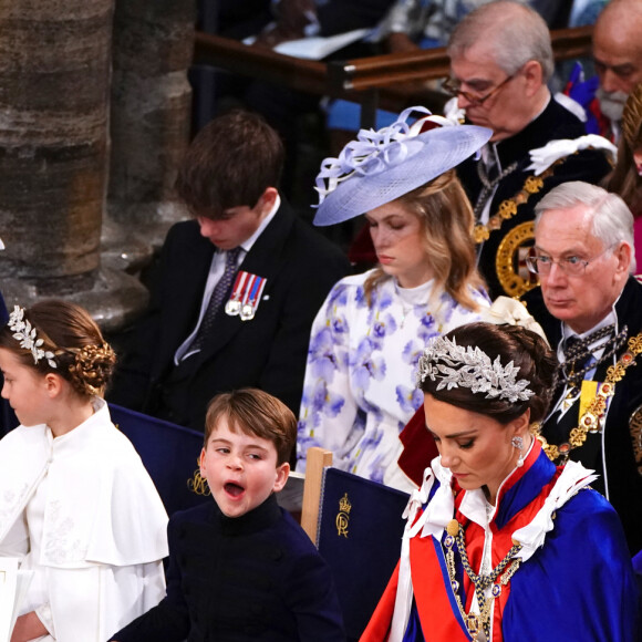 Une adorable réaction, qui  a sûrement fait comprendre à ses parents qu'il commençait à s'ennuyer.
Le prince William, prince de Galles, et Catherine (Kate) Middleton, princesse de Galles, La princesse Charlotte de Galles, Le prince Louis de Galles - Les invités à la cérémonie de couronnement du roi d'Angleterre à l'abbaye de Westminster de Londres, Royaume Uni, le 6 mai 2023. 