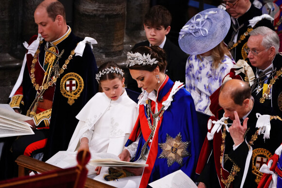 Kate Middleton avait elle aussi choisi des tenues aux couleurs du drapeau. 
Le prince William, prince de Galles, Catherine (Kate) Middleton, princesse de Galles, et La princesse Charlotte de Galles - Les invités à la cérémonie de couronnement du roi d'Angleterre à l'abbaye de Westminster de Londres, Royaume Uni, le 6 mai 2023. 