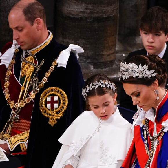 Kate Middleton avait elle aussi choisi des tenues aux couleurs du drapeau. 
Le prince William, prince de Galles, Catherine (Kate) Middleton, princesse de Galles, et La princesse Charlotte de Galles - Les invités à la cérémonie de couronnement du roi d'Angleterre à l'abbaye de Westminster de Londres, Royaume Uni, le 6 mai 2023. 