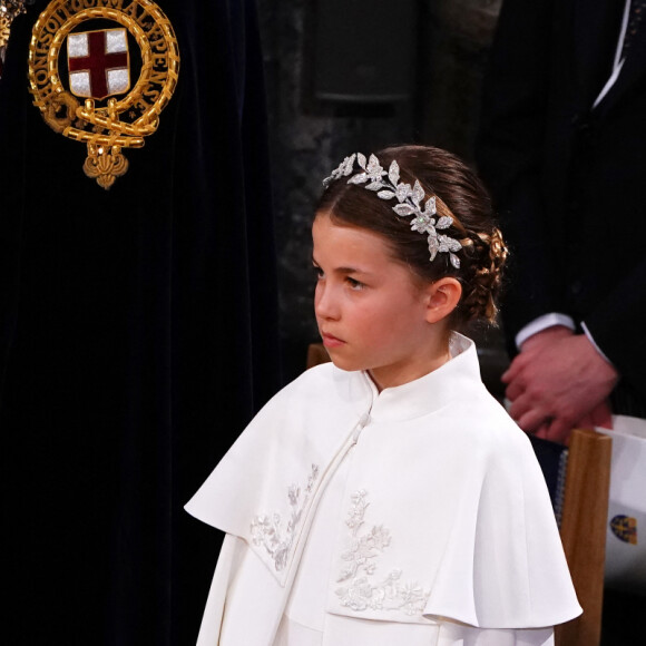 Quant à sa fille Charlotte, elle l'avait copiée avec une robe blanche. 
La princesse Charlotte de Galles, Le prince Louis de Galles et Catherine (Kate) Middleton, princesse de Galles - Les invités à la cérémonie de couronnement du roi d'Angleterre à l'abbaye de Westminster de Londres, Royaume Uni, le 6 mai 2023. 