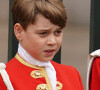 Mais aussi pour ses enfants : George était en rouge, puisqu'il était page. 
Le prince George de Galles - Les invités à la cérémonie de couronnement du roi d'Angleterre à l'abbaye de Westminster de Londres, Royaume Uni, le 6 mai 2023. 