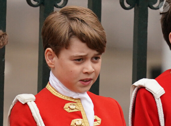 Mais aussi pour ses enfants : George était en rouge, puisqu'il était page. 
Le prince George de Galles - Les invités à la cérémonie de couronnement du roi d'Angleterre à l'abbaye de Westminster de Londres, Royaume Uni, le 6 mai 2023. 
