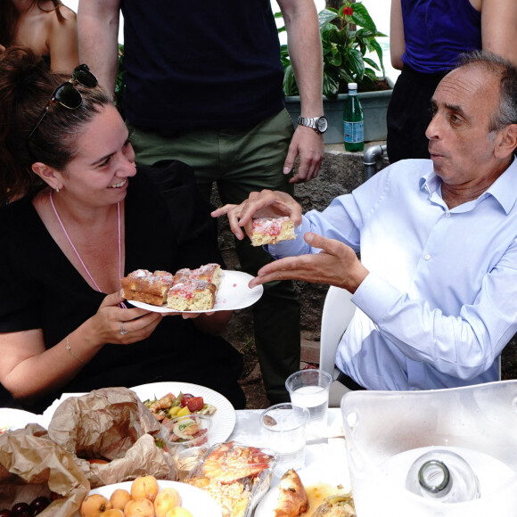 Eric Zemmour (candidat aux l'élections législatives dans le Var et président du parti politique Reconquête) et sa compagne Sarah Knafo assistent à un banquet provençal au Chateau Paradis Le Luc en Provence le 22 mai 2022