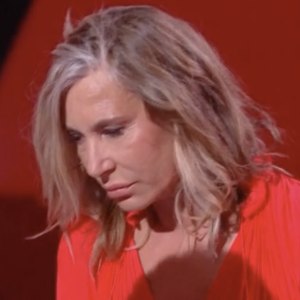 Zazie a fini en larmes après l'élimination de l'un de ses poulains, Max Novik. 
Zazie en larmes après l'élimination de son talent Max Novik dans "The Voice", TF1