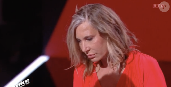 Zazie a fini en larmes après l'élimination de l'un de ses poulains, Max Novik. 
Zazie en larmes après l'élimination de son talent Max Novik dans "The Voice", TF1