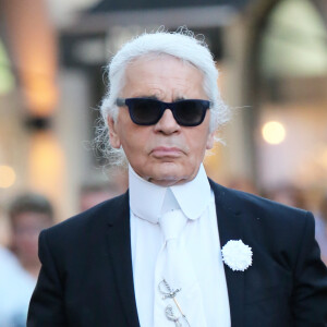 Karl est mort il y a quatre ans
Karl Lagerfeld chez Senequier - Karl Lagerfeld se promene dans les rues de Saint Tropez
