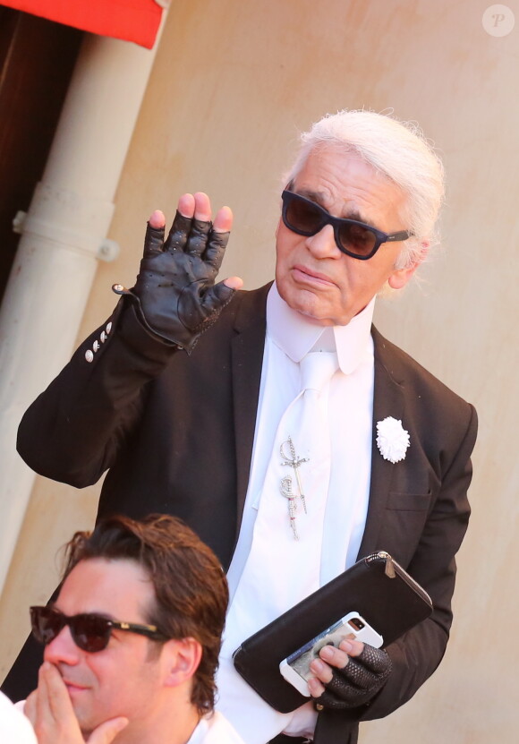 Et pendant ce temps, sa succession est grevée à Paris, en raison de dettes conséquentes. $
Karl Lagerfeld chez Senequier - Karl Lagerfeld se promene dans les rues de Saint Tropez le 31 juillet 2013.