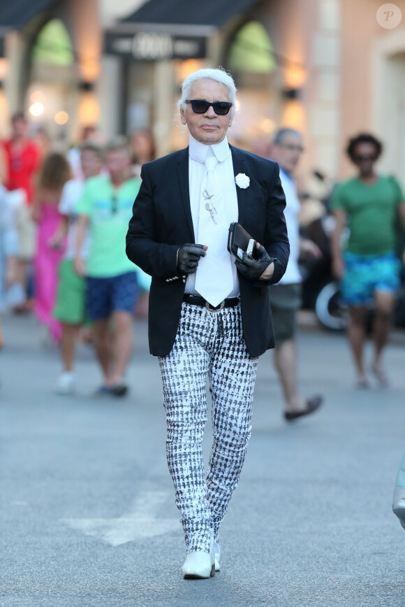 Et ses huit légataires ne semblent pas près de recevoir l'héritage, comme rapporté par le site glitz.
Karl Lagerfeld chez Senequier - Karl Lagerfeld se promene dans les rues de Saint Tropez le 31 juillet 2013. 