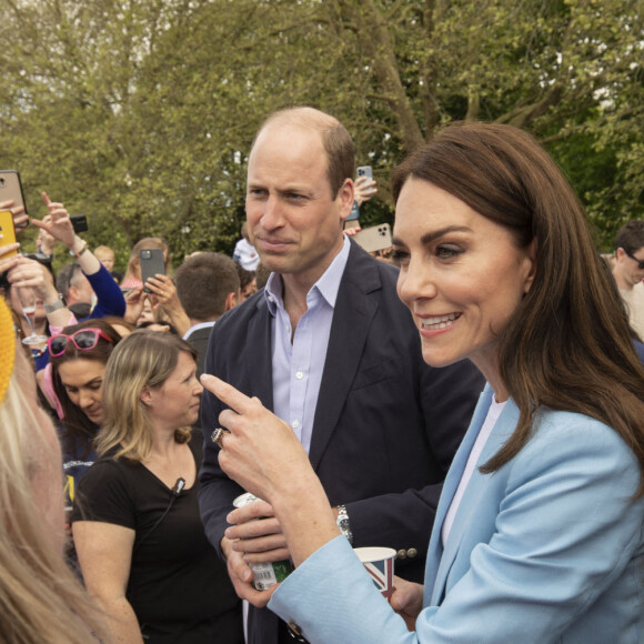 Pour l'occasion, Kate Middleton et le prince William ont défilé dans la rue, juste avant le grand concert à Windsor.
Tim Anderson - Mirrorpix - Le prince et la princesse de Galles, à la rencontre des membres du public participant au pique-nique du couronnement du roi sur la longue marche du parc du château de Windsor Le prince William, prince de Galles, et Catherine (Kate) Middleton, princesse de Galles, à la rencontre des membres du public participant au pique-nique du couronnement du roi sur la longue marche du parc du château de Windsor, Royaume Uni, le 7 mai 2023.