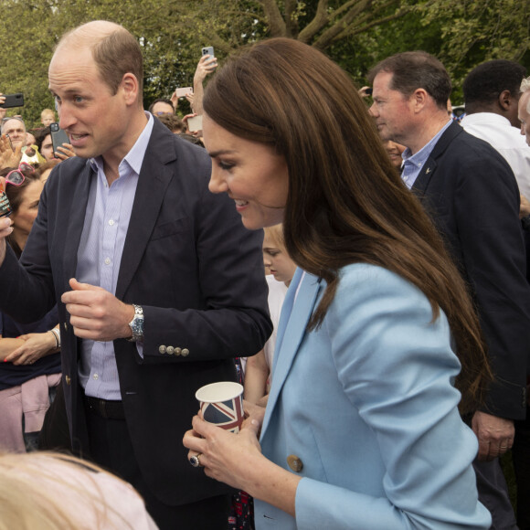 Tim Anderson - Mirrorpix - Le prince et la princesse de Galles, à la rencontre des membres du public participant au pique-nique du couronnement du roi sur la longue marche du parc du château de Windsor Le prince William, prince de Galles, et Catherine (Kate) Middleton, princesse de Galles, à la rencontre des membres du public participant au pique-nique du couronnement du roi sur la longue marche du parc du château de Windsor, Royaume Uni, le 7 mai 2023.