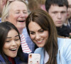 Mais alors que tout se passait extrêmement bien, une jeune femme s'est montrée trop entreprenante envers la princesse.
Le prince William, prince de Galles, et Catherine (Kate) Middleton, princesse de Galles, à la rencontre du public du concert du couronnement près du château de Windsor Catherine (Kate) Middleton, princesse de Galles - Le prince de Galles, et la princesse de Galles, à la rencontre du public du concert du couronnement près du château de Windsor, le 7 mai 2023. Au lendemain du sacre du roi d'Angleterre et de la reine consort, L.Richie, K.Perry et le groupe Take That, sans R.Williams, Andrea Bocelli seront quelques un des artistes à se produire sur scène pour fêter l'événement.
