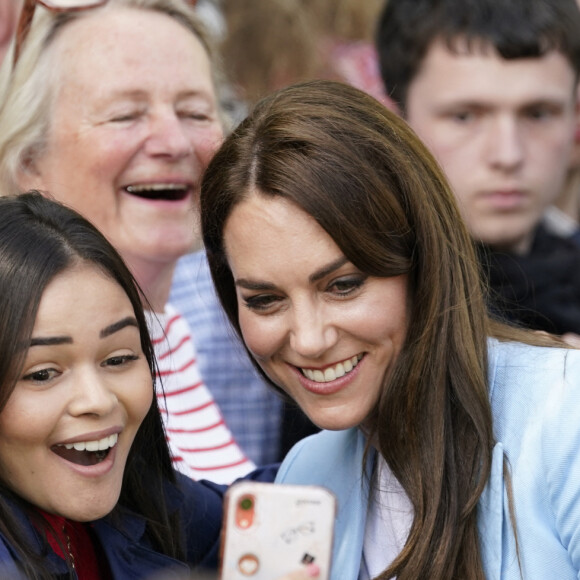 Mais alors que tout se passait extrêmement bien, une jeune femme s'est montrée trop entreprenante envers la princesse.
Le prince William, prince de Galles, et Catherine (Kate) Middleton, princesse de Galles, à la rencontre du public du concert du couronnement près du château de Windsor Catherine (Kate) Middleton, princesse de Galles - Le prince de Galles, et la princesse de Galles, à la rencontre du public du concert du couronnement près du château de Windsor, le 7 mai 2023. Au lendemain du sacre du roi d'Angleterre et de la reine consort, L.Richie, K.Perry et le groupe Take That, sans R.Williams, Andrea Bocelli seront quelques un des artistes à se produire sur scène pour fêter l'événement.