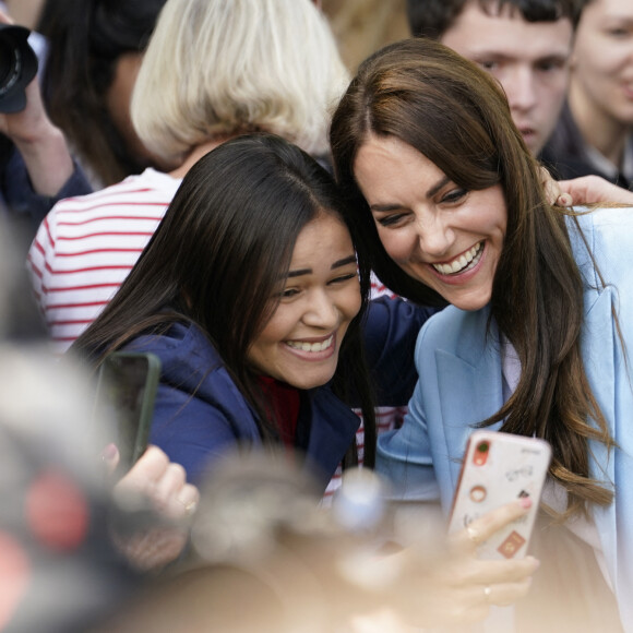 Un garde du corps est immédiatement intervenu pour enlever le bras de la jeune femme.
Andrew Matthews_72064498 - Le prince William, prince de Galles, et Catherine (Kate) Middleton, princesse de Galles, à la rencontre du public du concert du couronnement près du château de Windsor Catherine (Kate) Middleton, princesse de Galles - Le prince de Galles, et la princesse de Galles, à la rencontre du public du concert du couronnement près du château de Windsor, le 7 mai 2023. Au lendemain du sacre du roi d'Angleterre et de la reine consort, L.Richie, K.Perry et le groupe Take That, sans R.Williams, Andrea Bocelli seront quelques un des artistes à se produire sur scène pour fêter l'événement.