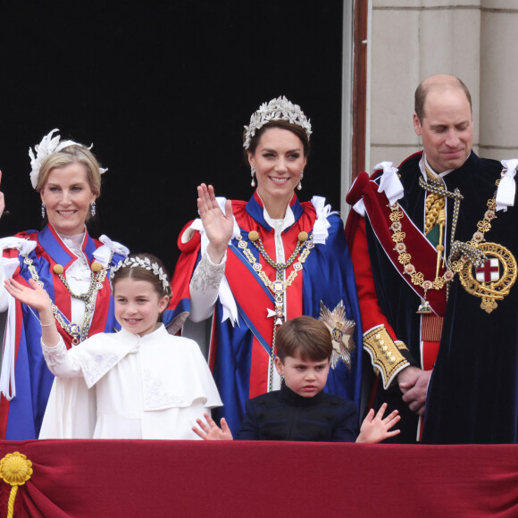 Ian Vogler - Mirrorpix - La famille royale britannique salue la foule sur le balcon du palais de Buckingham lors de la cérémonie de couronnement du roi d'Angleterre à Londres Sophie, duchesse d'Edimbourg, le prince William, prince de Galles, Catherine (Kate) Middleton, princesse de Galles, la princesse Charlotte de Galles, le prince Louis de Galles - La famille royale britannique salue la foule sur le balcon du palais de Buckingham lors de la cérémonie de couronnement du roi d'Angleterre à Londres le 5 mai 2023.