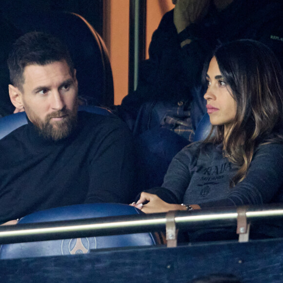 Lionel Messi accompagné d'Antonela Roccuzzo pour une belle soirée
Lionel Messi et sa femme Antonella Roccuzzo - People au match retour de Ligue Des Champions entre le PSG et Benfica au Parc des Princes à Paris. © Cyril Moreau/Bestimage