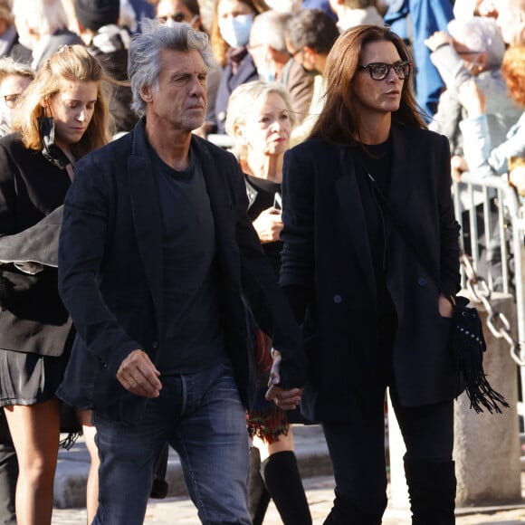 Ils ont eux deux enfants
Marc Simoncini et sa compagne Ingrid - Arrivées à la messe funéraire en hommage à Bernard Tapie en l'église Saint-Germain-des-Prés à Paris. Le 6 octobre 2021 © Jacovides-Moreau / Bestimage