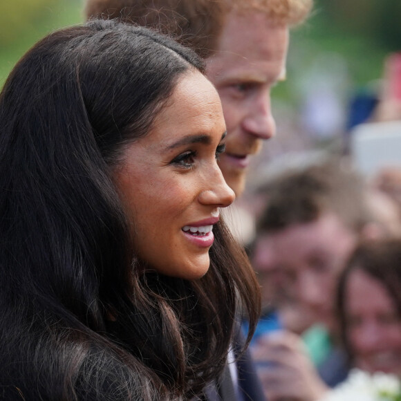 Meghan Markle a préféré ne pas venir pour rester avec ses jeunes enfants à la maison, son aîné Archie célébrant ses 4 ans ce 6 mai
Le prince Harry, duc de Sussex et Meghan Markle, duchesse de Sussex à la rencontre de la foule devant le château de Windsor, suite au décès de la reine Elisabeth II d'Angleterre. Le 10 septembre 2022