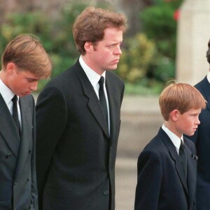 Les funérailles de Lady Diana en 1997 à Londres : les princes Wiliam et Harry avec leur père Charles, leur oncle Charles Spencer et le duc d'Edimbourg