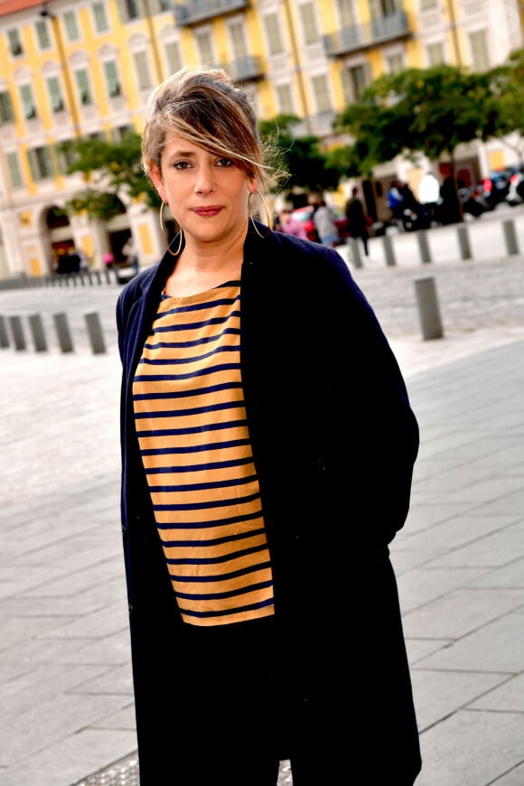 Exclusif - Giulia Foïs (soeur de Marina Foïs), la journaliste écrivain, est à Nice, le 15 octobre 2020, dans le cadre de la vingtième édition du Festival C'est Trop Court, pour y présenter son nouveau livre "Je suis une sur deux".  © Bruno Bebert / Bestimage