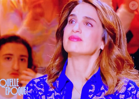 Capture d'écran des larmes de Sonia Mabrouk à l'évocation de la récente disparition de sa mère dans l'émission "Quelle époque", le 11 mars 2023.