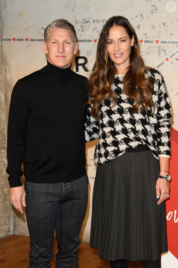 Bastian Schweinsteiger et sa femme Ana Ivanovic lors de lprésentation de la collection capsule Ana & Bastian Love Brax dans le cadre de la semaine de la mode Mercedes-Benz à Berlin, Allemagne.