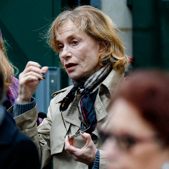 Elle éait venue assister aux obsèques de l'avocat pénaliste, ancien ministre et grand officier de la Légion d'honneur Georges Kiejman, décédé ce mardi à l'âge de 90 ans. Tout comme Isabelle Huppert.
Isabelle Huppert - Obsèques de l'avocat pénaliste, ancien ministre, grand officier de la Légion d'honneur, Georges Kiejman au cimetière du Montparnasse dans le 14ème arrondissement de Paris, France, le 12 mai 2023. © Cyril Moreau/Bestimage 