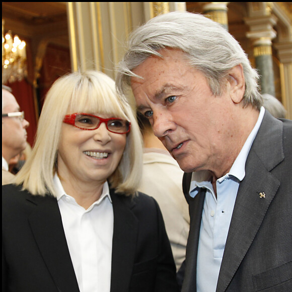 MIREILE DARC, ALAIN DELON - CEREMONIE DE REMISE DES INSIGNES DE COMMANDEUR DE L'ORDRE NATIONAL DU MERITE A MIREILLE DARC AU PALAIS DE L'ELYSEE