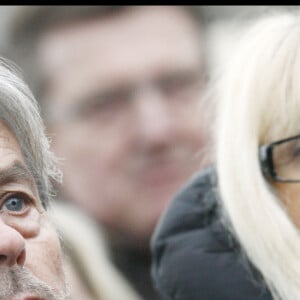 ALAIN DELON ET MIREILLE DARC - OBSEQUES DE GEORGES CRAVENNE AU CIMETIERE DU MONTPARNASSE A PARIS 