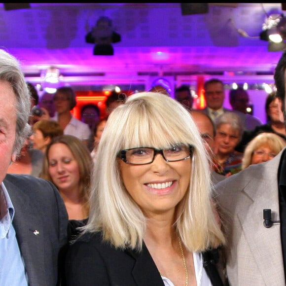 ALAIN DELON, MIREILLE DARC, ANTHONY DELON- ENREGISTREMENT DE L'EMISSION ' VIVEMENT DIMANCHE ' . © Guillaume Gaffiot/bestimage