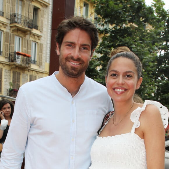 Tom Leeb et sa soeur Elsa Leeb (enceinte) à la première du film "Boite Noire" dans le cadre du Festival CINEROMAN au cinéma Pathé Gare du Sud à Nice, France, le 19 juin 2021. © Denis Guignebourg/Bestimage 