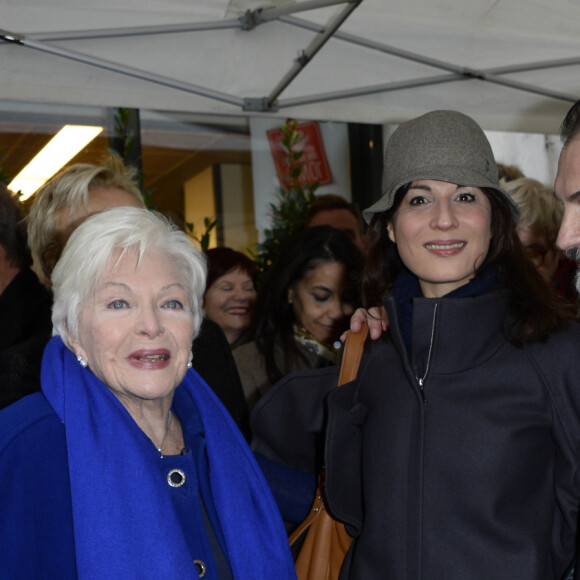 L'ancien couple est proche de Line Renaud, choisie comme marraine de leur petite dernière Mathilde
Line Renaud, Samuel Labarthe et sa femme Hélène Médigue, Brigitte Kuster (Maire du 17eme arrdt de Paris) - Dévoilement de la plaque en hommage à Loulou Gasté au 8 rue Saint-Ferdinand dans le 17eme arrondissement de Paris. Le 29 janvier 2014