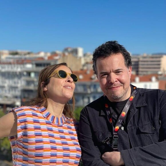 Pour la simple et bonne raison qu'elle a une cigarette à la main.
Léa Salamé à Cannes pour le Festival de Cannes.