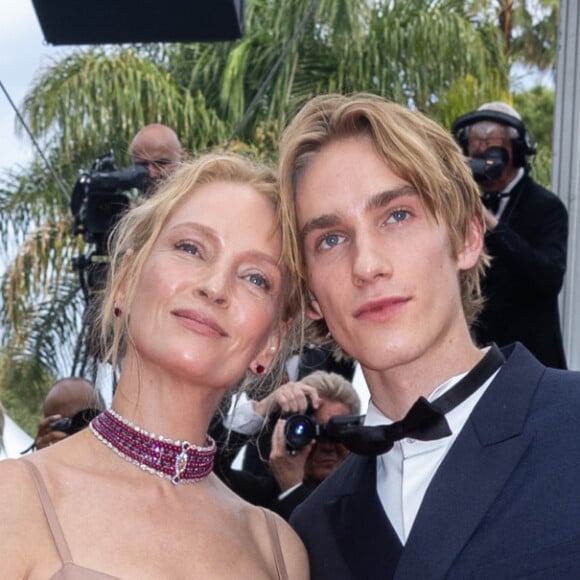 Uma Thurman et son fils Levon Roan Thurman-Hawke - Montée des marches du film " Jeanne du Barry " pour la cérémonie d'ouverture du 76ème Festival International du Film de Cannes, au Palais des Festivals à Cannes. Le 16 mai 2023 © Olivier Borde / Bestimage 