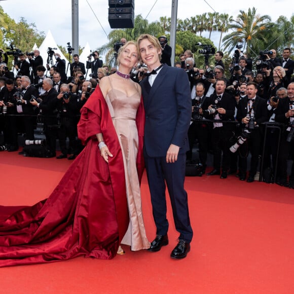 Ils ont posé ensemble devant les photographes avant d'aller dans la salle ensemble. 
Uma Thurman et son fils Levon Roan Thurman-Hawke - Montée des marches du film " Jeanne du Barry " pour la cérémonie d'ouverture du 76ème Festival International du Film de Cannes, au Palais des Festivals à Cannes. Le 16 mai 2023 © Olivier Borde / Bestimage 