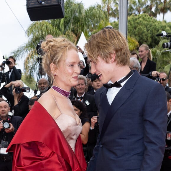 Uma Thurman et son fils Levon Roan Thurman-Hawke - Montée des marches du film " Jeanne du Barry " pour la cérémonie d'ouverture du 76ème Festival International du Film de Cannes, au Palais des Festivals à Cannes. Le 16 mai 2023 © Olivier Borde / Bestimage 