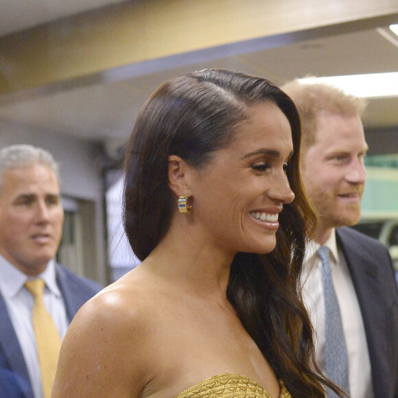 Le prince Harry est arrivé à son bras, fier de tenir sa main dans la sienne.
Le prince Harry, duc de Sussex et Meghan Markle, duchesse de Sussex, et sa mère Doria Ragland, arrivent à la cérémonie des "Women of Vision Awards" au Ziegfeld Theatre à New York, le 16 mai 2023.