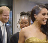 Une robe tube dorée signée Johanna Ortiz, que Meghan Markle a portée avec une paire de Tom Ford.
Le prince Harry, duc de Sussex et Meghan Markle, duchesse de Sussex, et sa mère Doria Ragland, arrivent à la cérémonie des "Women of Vision Awards" au Ziegfeld Theatre à New York, le 16 mai 2023.