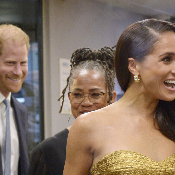 Une robe tube dorée signée Johanna Ortiz, que Meghan Markle a portée avec une paire de Tom Ford.
Le prince Harry, duc de Sussex et Meghan Markle, duchesse de Sussex, et sa mère Doria Ragland, arrivent à la cérémonie des "Women of Vision Awards" au Ziegfeld Theatre à New York, le 16 mai 2023.